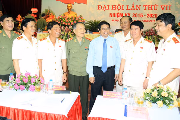 Các đồng chí lãnh đạo với các đại biểu tại Đại hội Đại biểu Đảng bộ Tổng cục V lần thứ VII, nhiệm kì 2015-2020.