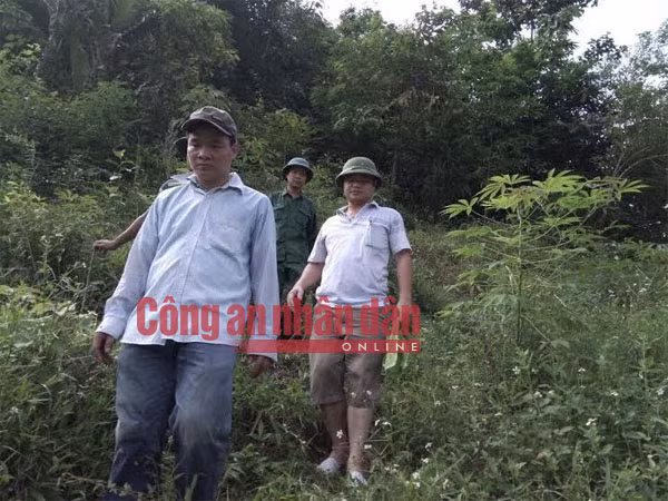 Trung tá Lê Đức Thọ (người cầm khăn) dẫn đầu tổ công tác lùng sục, tìm kiếm con dao gây án.