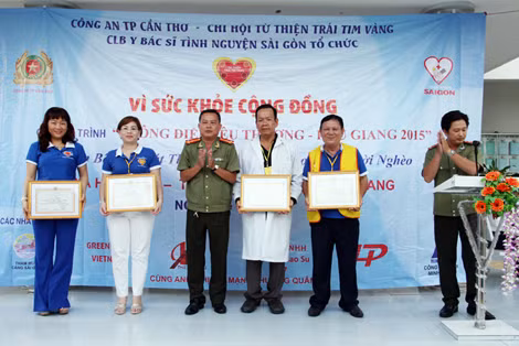 Thượng tá Trần Văn Dũng, Trưởng phòng Tài chính Công an TP.Cần Thơ tặng Giấy khen của Giám đốc Công an thành phố cho tập thể, cá nhân có thành tích chung tay vì cộng đồng.