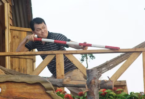 Hữu Châu trong vai ông già khó tính phim “Bếp của mẹ”.