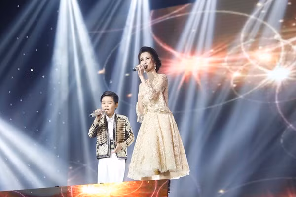 HLV Đông Nhi và Trịnh Nhật Minh trong ca khúc "We Belong Together". HLV Đông Nhi và Trịnh Nhật Minh trong ca khúc "We Belong Together".