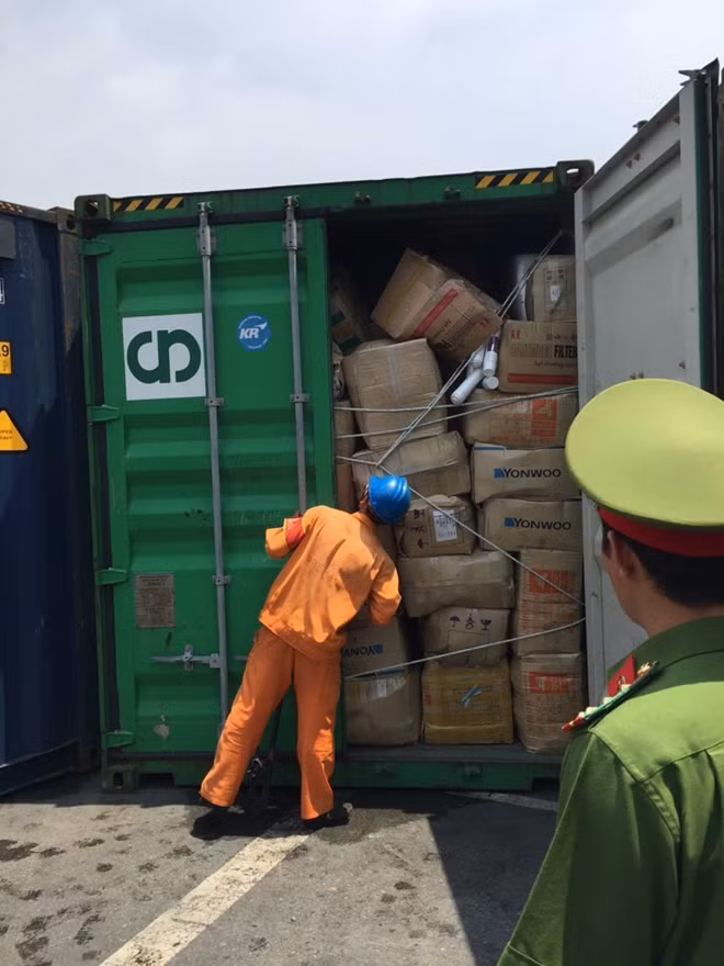 1 trong 2 container nhập lậu.