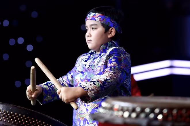Thụy Bình đội Vũ Cát Tường trở về với sở trường của mình trong ca khúc mang âm hưởng dân gian "Hát từ cội nguồn" Thụy Bình đội Vũ Cát Tường trở về với sở trường của mình trong ca khúc mang âm hưởng dân gian "Hát từ cội nguồn"