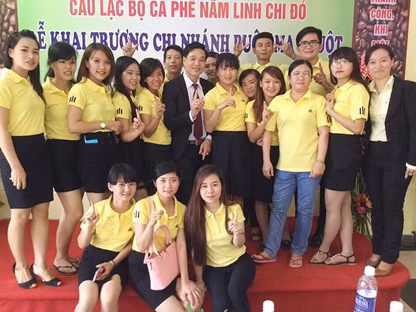 Nguyễn Thế Anh (áo vest đen đứng giữa) vừa bị bắt về hành vi lừa đảo.