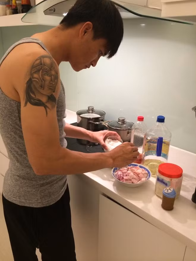 Tuyển thủ Công Vinh cũng khiến fan hâm mộ dậy sóng khi tự tay vào bếp nấu ăn...