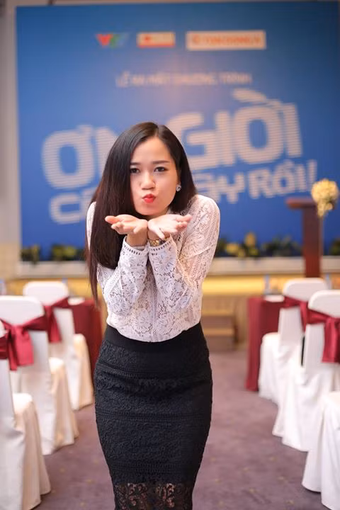 Lâm Vỹ Dạ nhí nhảnh tại sự kiện.