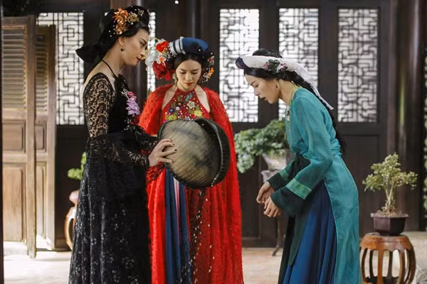 Ngô Thanh Vân vào vai mụ dì ghẻ độc ác.