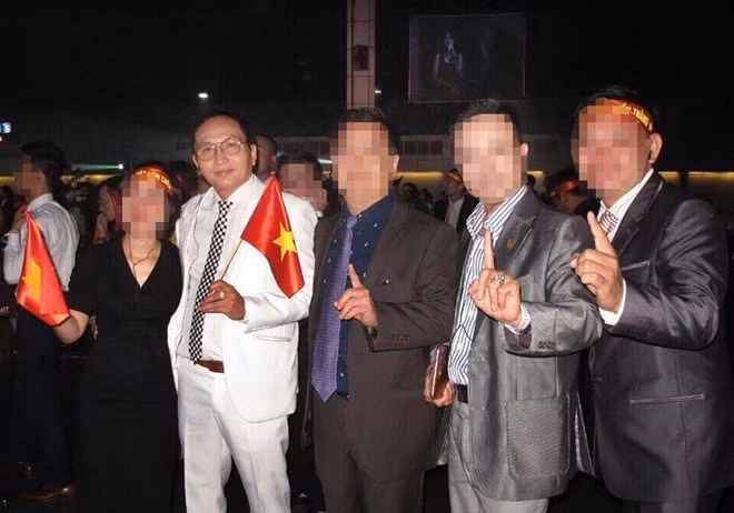 Nguyễn Văn Thông (áo trắng) vừa bị bắt.