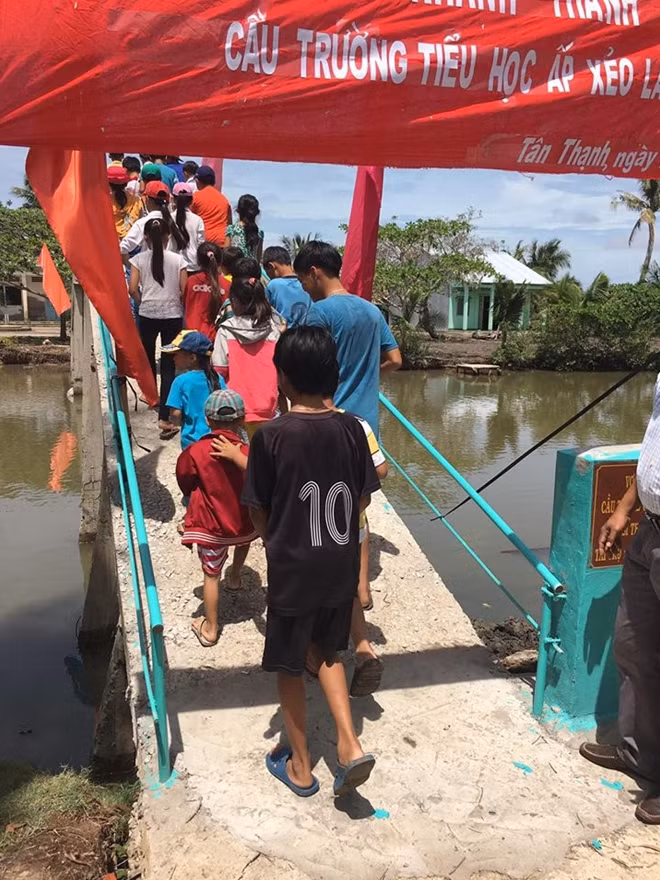 Ngoài ra, cặp đôi cũng chi tiền để lát bê tông ở một số đoạn đường và mua 40 lu lớn để tặng trạm y tế, trường cấp I, cấp II và cấp III để tích nước ngọt phục vụ sinh hoạt.