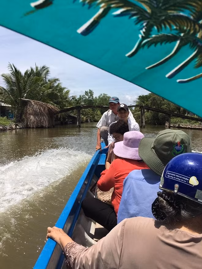 Công Vinh - Thủy Tiên phải di chuyển bằng xuồng và ghe qua một đoạn đường khá dài mới đến nơi.