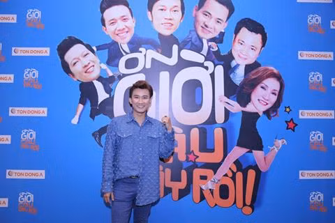 Chí Thiện rạng rỡ tại họp báo.