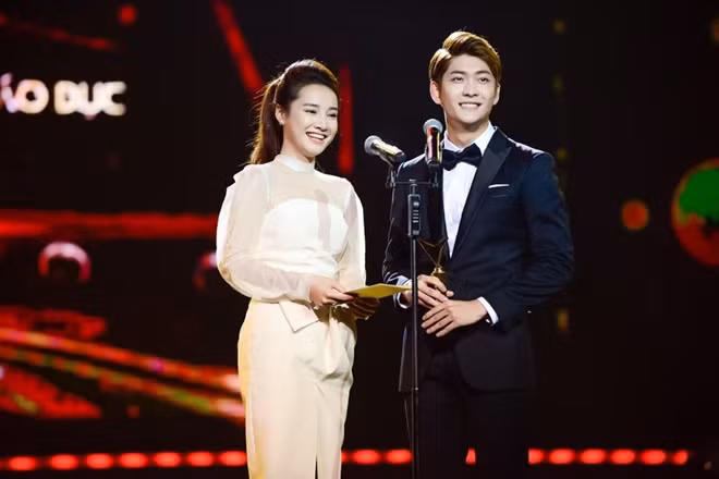Nhã Phương rạng rỡ bên nam diễn viên Hàn Quốc Kang Tea-Oh tại VTV Awards 2016.