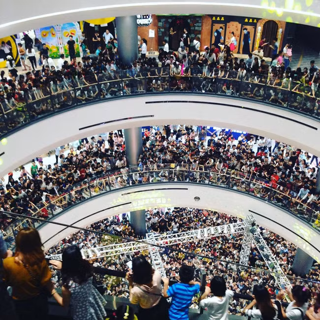Aeon Mall chật cứng người.