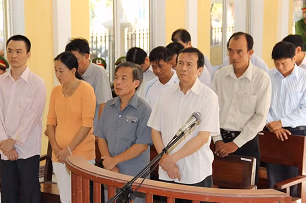 Các bị cáo nghe HĐXX tuyên án.