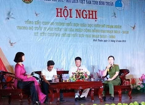 Giao lưu với cán bộ trại giam, thanh niên hoàn lương và đại diện doanh nghiệp.
