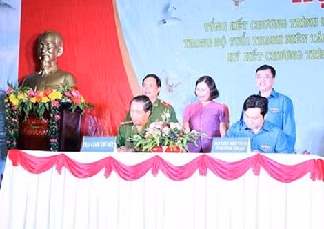 Đại diện Trại giam Thủ Đức và LHTN tỉnh Bình Thuận ký kết chương trình phối hợp 2016- 2020.