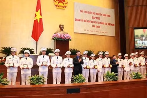 Các đại biểu Tài năng trẻ thuộc lực lượng CAND nhận biểu trưng tuyên dương đại biểu đại hội từ Ban Bí thư Trung ương Đoàn.