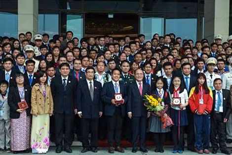 Chủ tịch Quốc hội Nguyễn Sinh Hùng cùng Đoàn đại biểu Tài năng trẻ toàn quốc.