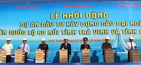 Phó Thủ tướng Phạm Bình Minh cùng các đại biểu ấn nút khởi động dự án cầu Đại Ngãi.