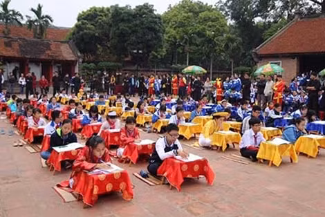 Các “sĩ tử” làm bài thi trắc nghiệm môn Tiếng Anh.