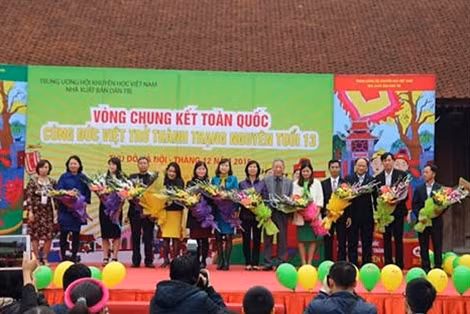 Đại diện các trường nhận hoa từ Ban Tổ chức.