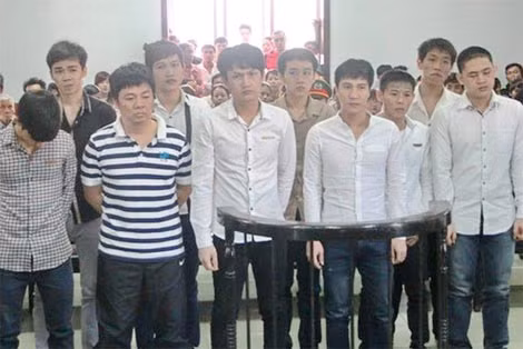 Bị cáo Nguyễn Hữu Hạnh (áo thun sọc ngang) và 9 đồng phạm tại phiên xử sơ thẩm.
