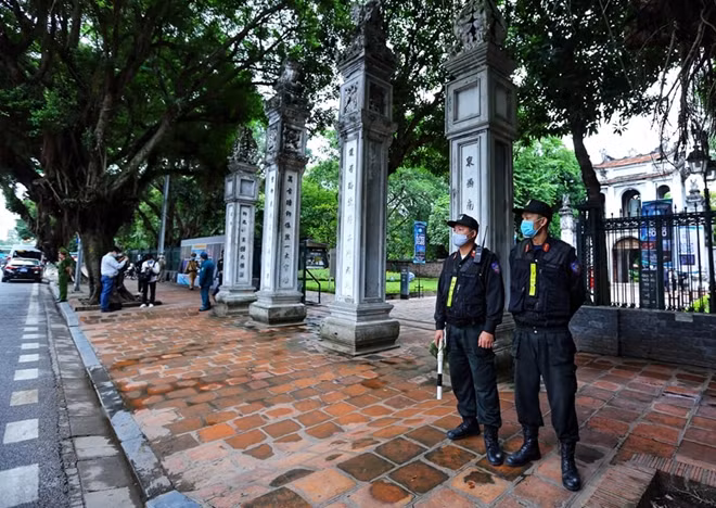 Lực lượng cảnh sát và an ninh Việt Nam đã có mặt từ rất sớm để đảm bảo an toàn tuyệt đối cho chuyến thăm tới Văn Miếu - Quốc Tử Giám của phu nhân Suga Mariko.