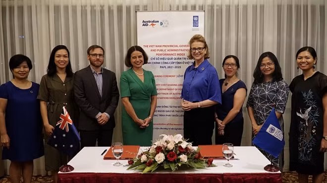 Đại sứ Australia tại Việt Nam Robyn Mudie và Đại diện thường trú của UNDP tại Việt Nam Caitlin Wiesen cùng đại biểu tham dự lễ ký kết.