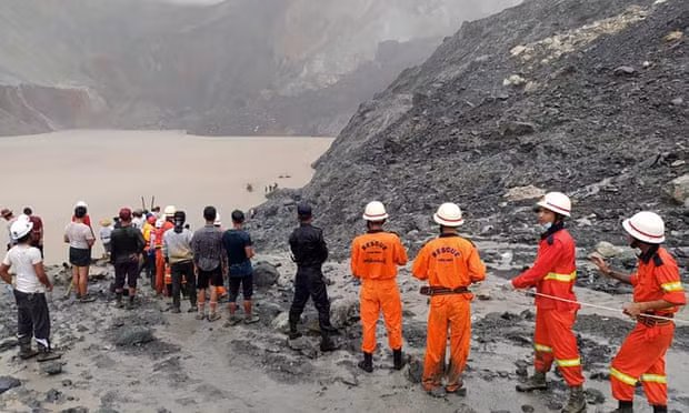 Bùn đất của vụ sạt lở đã chôn sống 113 thợ mỏ tự do. Hơn 200 người khác hiện vẫn đang mắc kẹt. Ảnh: EPA.