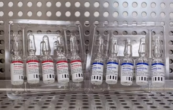 Mỗi người cân tiêm hai liểu vaccine Sputnik-V. Ảnh: Bloomberg.