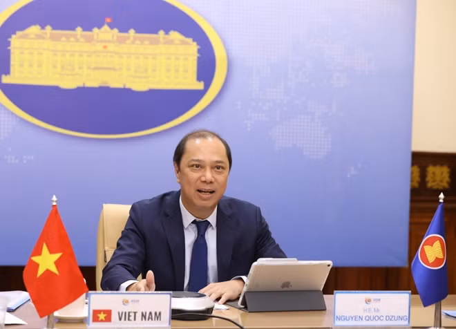 Thứ trưởng Bộ Ngoại giao Nguyễn Quốc Dũng, Trưởng SOM ASEAN của Việt Nam phát biểu tại buổi đối thoại.