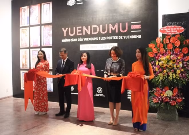 Tiến sĩ Đặng Xuân Thanh, Giám đốc Bảo tàng Dân tộc học Việt Nam chia sẻ: “Đây là lần thứ ba Bảo tàng Dân tộc học Việt Nam phối hợp với Đại sứ quán Australia tổ chức triển lãm các tác phẩm của thổ dân Australia. Thông qua triển lãm này, chúng tôi mong muốn công chúng có cơ hội hiểu biết về tri thức dân gian của thổ dân Australia ở một vùng đất xa xôi. Từ đó, thêm trân quý các giá trị truyền thống của cha ông và có ý thức trong việc giữ gìn và phát huy các giá trị di sản văn hoá trong bối cảnh hội nhập”.