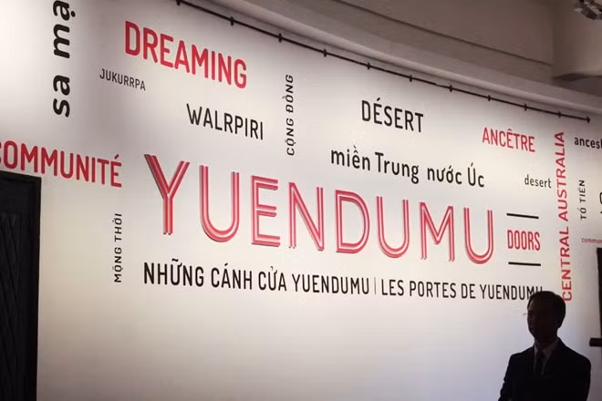 “Những cánh cửa Yuendumu” được coi là một trong những bộ sưu tập văn hoá và nghệ thuật quan trọng nhất tại Australia. Triển lãm lần này giới thiệu 15 trong số 30 bức tranh được vẽ bởi những người Warlpiri – một trong những cộng đồng thổ dân lớn nhất sinh sống tại miền Trung Australia hàng ngàn năm.