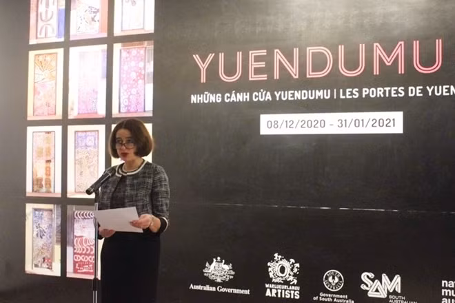 Phát biểu khai mạc, bà Robyn Mudie – Đại sứ đặc mệnh toàn quyền Australia tại Việt Nam bày tỏ sự tự hào khi được giới thiệu triển lãm “Những cánh cửa Yuendumu” tới khán giả Việt Nam. Bà nhấn mạnh, bộ sưu tập này không chỉ là một phần vô giá của nền văn hoá thổ dân Australia độc đáo – một trong những nền văn hoá lâu đời nhất trên thế giới, mà còn thể hiện cách truyền lại di sản văn hoá qua các thế hệ.
