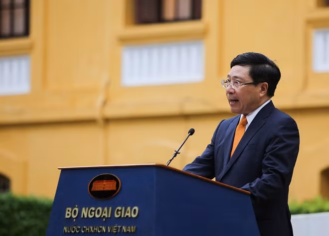 Phát biểu tại Lễ thượng cờ, Phó Thủ tướng, Bộ trưởng Ngoại giao Phạm Bình Minh đã nhấn mạnh Cộng đồng ASEAN ngày nay đã trở thành một đại gia đình với 650 triệu người dân và GDP 3.000 tỷ USD, và được biết đến là một khu vực hòa bình, ổn định và tự cường với những nền kinh tế năng động, bền vững.
