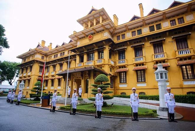Tuy nhiên, ASEAN đang đứng trước nhiều thách thức chưa từng có do đại dịch COVID-19 và những chuyển động mới trong môi trường địa-chiến lược và toàn cầu và các thách thức phi truyền thống đang đặt ra. Bối cảnh này đòi hỏi ASEAN phải duy trì vai trò trung tâm ở khu vực, gắn kết và chủ động thích ứng hơn bao giờ hết.