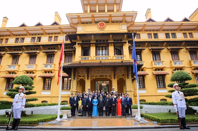 Phó Thủ tướng, Bộ trưởng Ngoại giao Phạm Bình Minh cũng chia sẻ, trước những phức tạp và bất ổn trong khu vực và trên thế giới, các Bộ trưởng Ngoại giao ASEAN sẽ ra Tuyên bố về tầm quan trọng của việc duy trì hòa bình và ổn định ở Đông Nam Á. Dự kiến, văn kiện này sẽ đươc công bố vào Ngày ASEAN (8/8/2020), tái khẳng định những tầm nhìn, cam kết và nguyên tắc cơ bản của ASEAN xây dựng khu vực Đông Nam Á hòa bình, tiến bộ và thịnh vượng như ước vọng trong Tuyên bố Băng cốc 1967.
