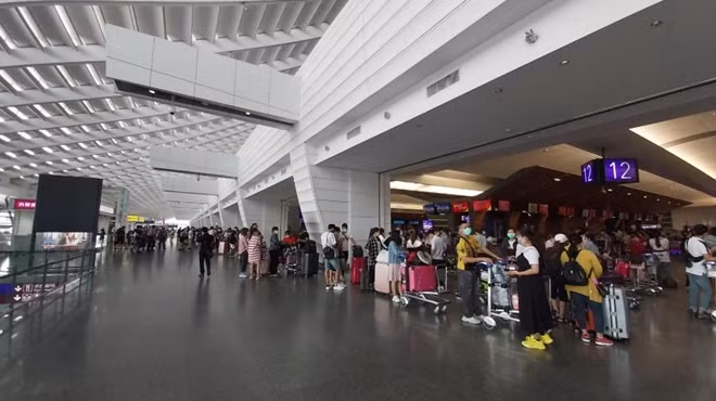 Văn phòng Kinh tế - Văn hoá Việt Nam tại Đài Bắc đã tích cực hỗ trợ, hướng dẫn công dân hoàn thành các thủ tục và cử cán bộ trực tiếp phối hợp với hãng hàng không hỗ trợ công dân tại sân bay.