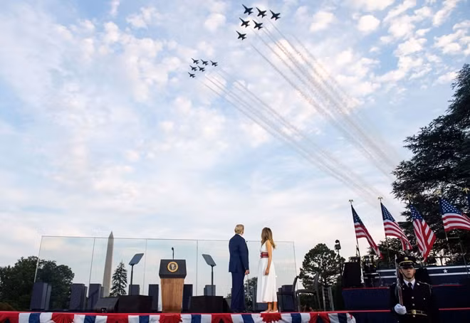 Tổng thống Mỹ Donald Trump cùng Đệ nhất phu nhân xuất hiện tại chương trình kỷ niệm Quốc khánh trong khuôn viên Nhà Trắng ngày 4/7 (giờ địa phương).