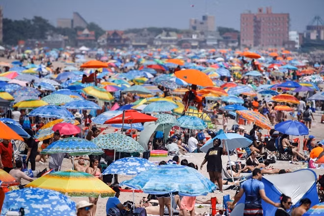Bắt đầu kỳ nghỉ lễ, bãi biển Coney Island ở Brooklyn, New York trở nên đông đúc hơn bao giờ hết.