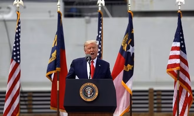 Tổng thống Mỹ Donald Trump kêu gọi cử tri bang Bắc Carolina bỏ phiếu song song cả qua thư và trực tiếp. Ảnh: Reuters.