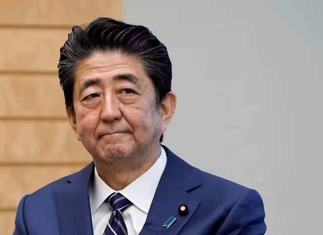 Ông Shinzo Abe sẽ tiếp tục điều hành chính phủ cho đến khi thủ tướng mới được bầu. Ảnh: Reuters.