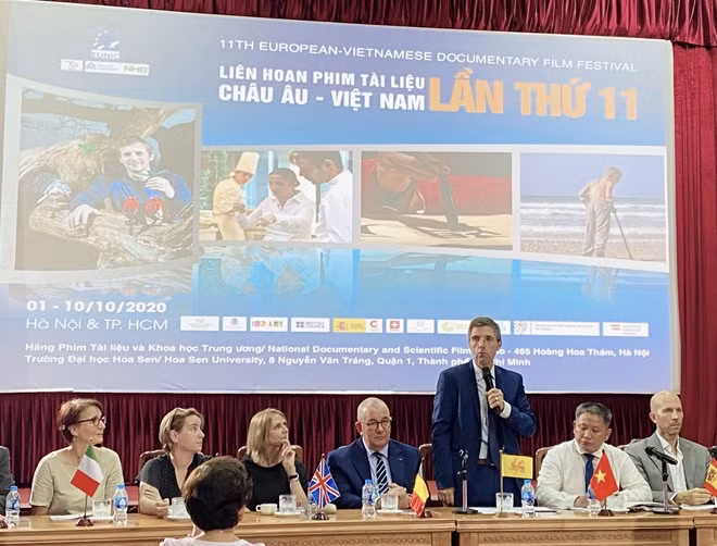 Quyền Trưởng đại diện Phái đoàn Wallonie-Bruxelles tại Việt Nam Nicolas Dervaux phát biểu tại buổi họp báo.