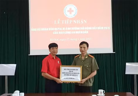 Đại diện Báo CAND trao 54 triệu đồng cho lãnh đạo Trung ương Hội Chữ thập đỏ Việt Nam.