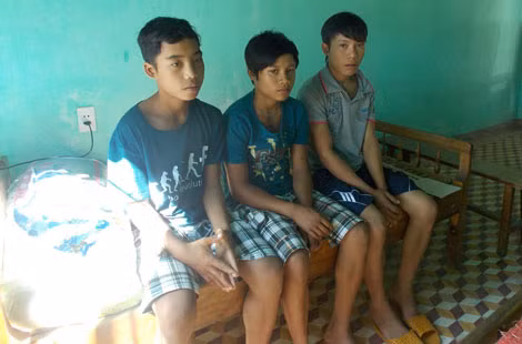 Ba thanh thiếu niên người dân tộc Xê Đăng ở Nam Trà My vừa được Công an xã Bình Lâm giải cứu.