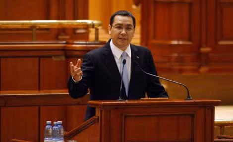 Thủ tướng V. Ponta bày tỏ niềm vui sau khi vượt qua cuộc bỏ phiếu tín nhiệm Chính phủ tại Quốc hội, một ngày trước khi ông bị chấn thương.