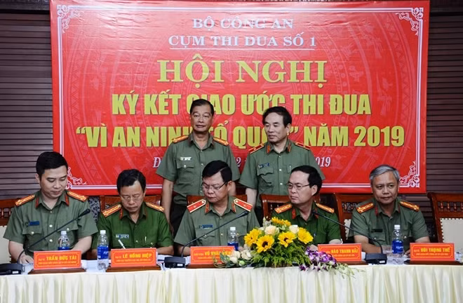Lãnh đạo Công an các địa phương trong Cụm thi đua số 1 ký kết giao ước