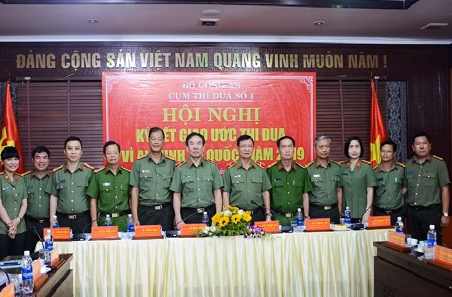Lãnh đạo Công an các địa phương trong cụm thi đua.