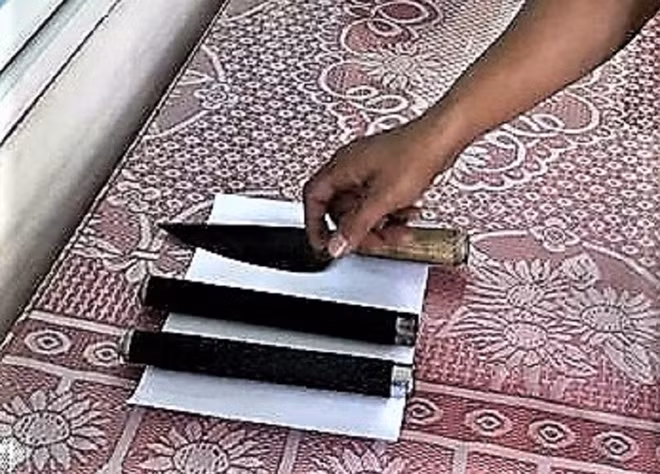 Con dao chọc tiết lợn và côn nhị khúc phụ xe để trên cabin ô tô