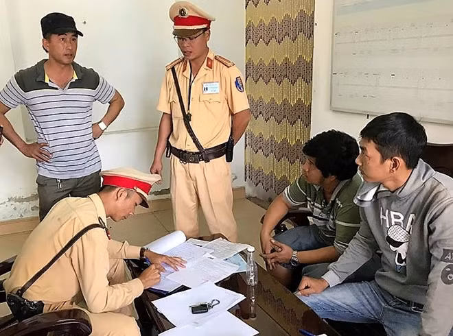 CSGT Cửa ô Hòa Phước làm việc với tài xế và phụ xe đầu kéo